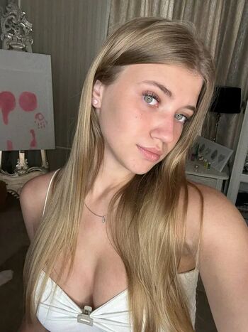 Full leaked Annefoxy private photo