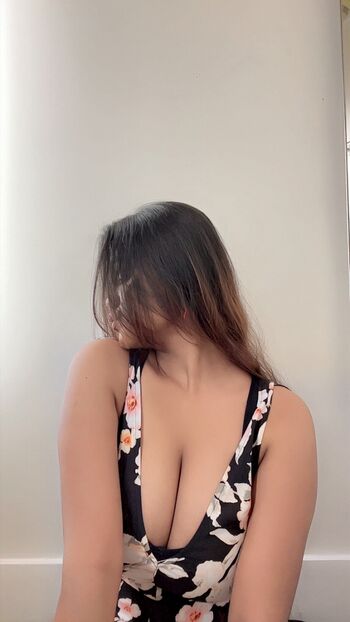 Full leaked Anushka solanki private photo