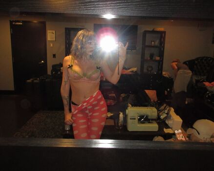 Full leaked Ashnikko private photo