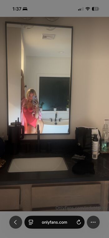 Full leaked Avelynraee private photo