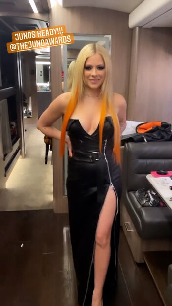 Full leaked Avril lavigne page private photo
