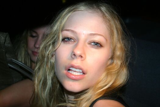Full leaked Avril lavigne private photo