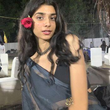 Full leaked Bathroom singer private photo