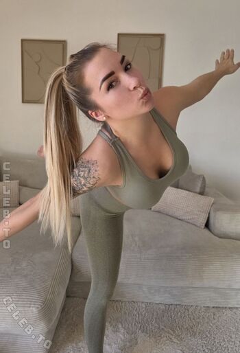 Full leaked Blonde model private photo