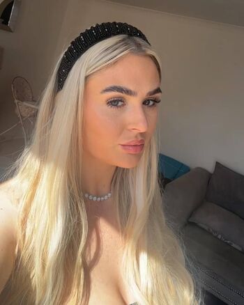 Chlo David