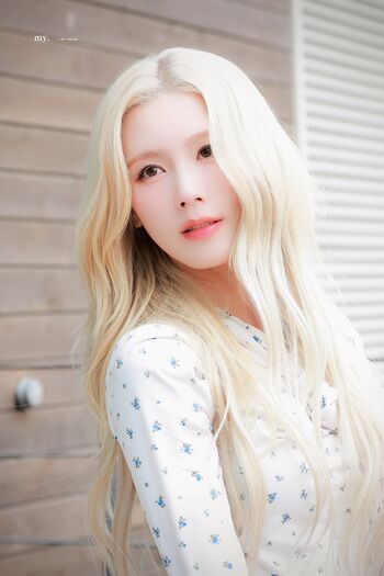 Cho Mi-yeon (Miyeon) - i-dle [(G)I-dle]