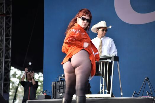 Full leaked Maika monroe private photo