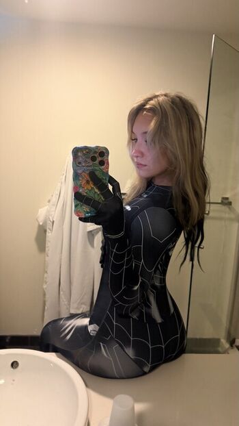 Full leaked Cometolondon private photo