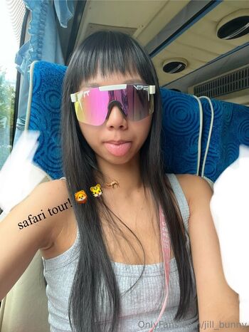 desk1er / jill_bunny