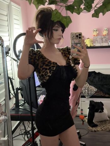 Full leaked Emiki page private photo
