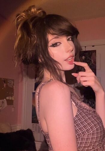 Full leaked Emiki page private photo