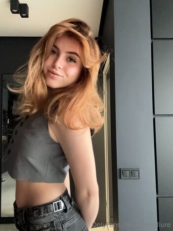 Full leaked Emiliallure private photo