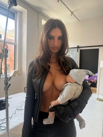 Full leaked Emily ratajkowski private photo
