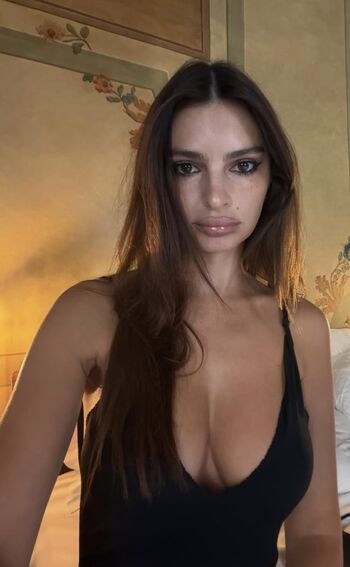 Full leaked Emily ratajkowski private photo