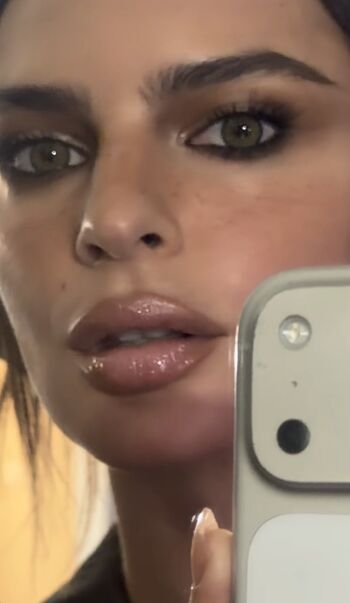 Full leaked Emily ratajkowski private photo