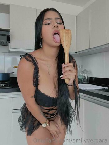 Full leaked Emilyvergara private photo