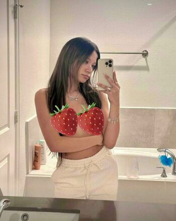 Full leaked Emilyylou private photo