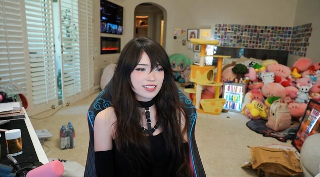 Full leaked Emiru page private photo
