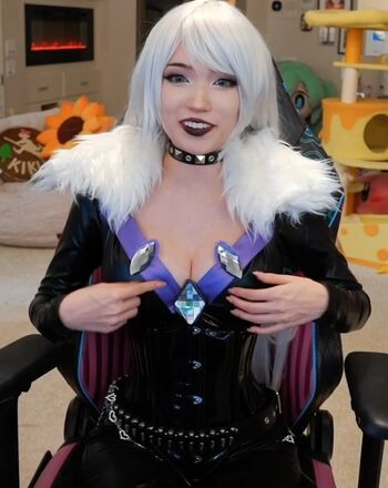 Full leaked Emiru page private photo