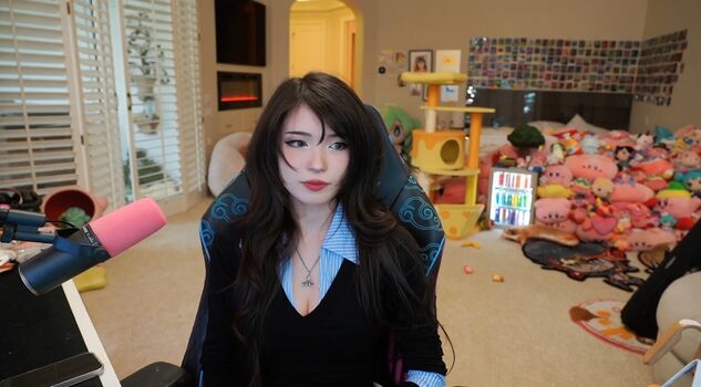 Full leaked Emiru  page private photo