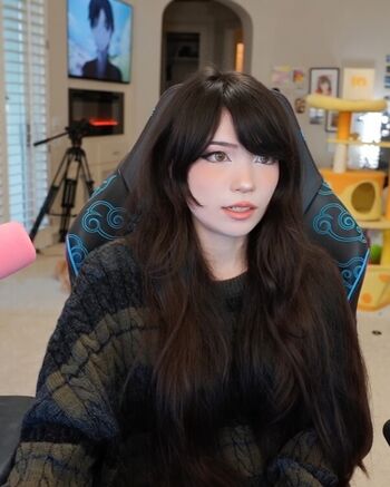 Full leaked Emiru  page private photo