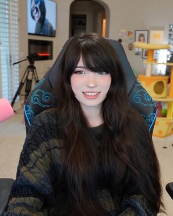 Full leaked Emiru  page private photo