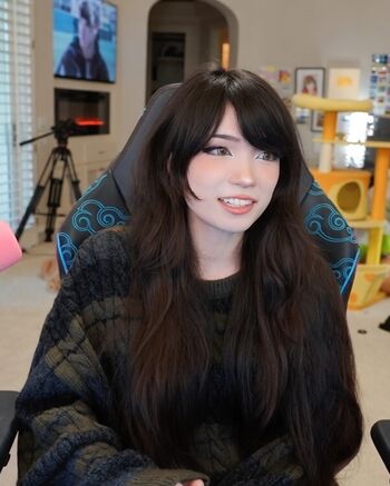 Full leaked Emiru  page private photo