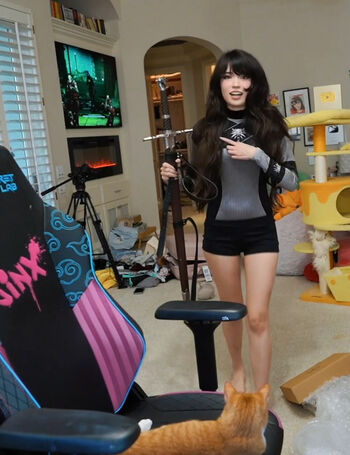 Full leaked Emiru page private photo