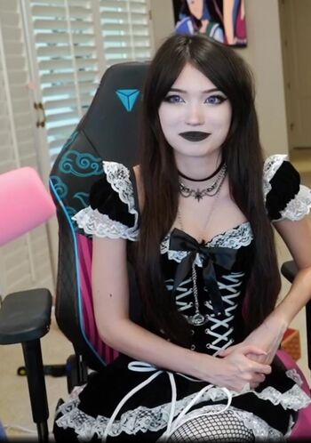 Full leaked Emiru page private photo