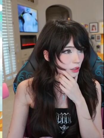 Full leaked Emiru private photo