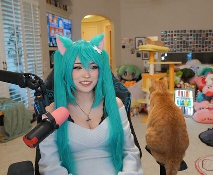 Full leaked Emiru page private photo