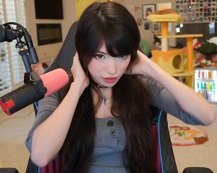 Full leaked Emiru  page private photo