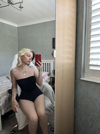 Full leaked Emzeeni private photo