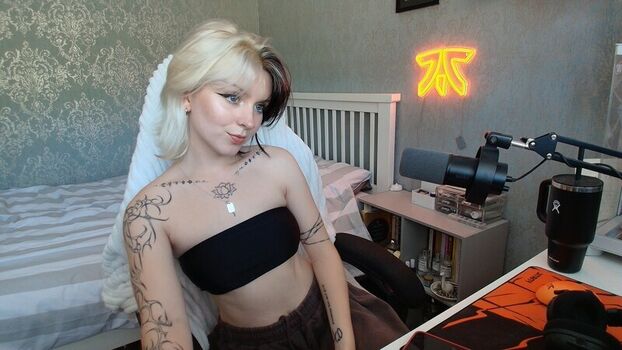 Full leaked Emzeeni private photo