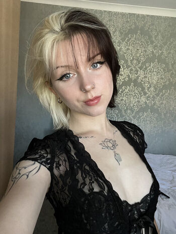 Full leaked Emzeeni page private photo