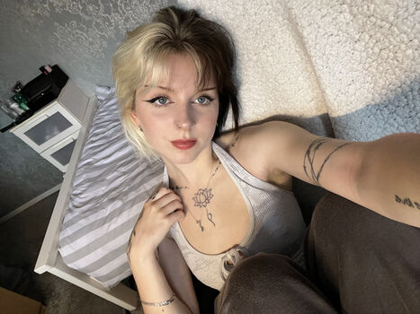 Full leaked Emzeeni private photo