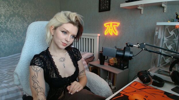 Full leaked Emzeeni private photo