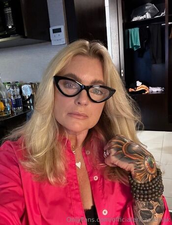Full leaked Erika eleniak private photo