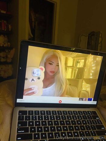 Full leaked Eviesrealm private photo