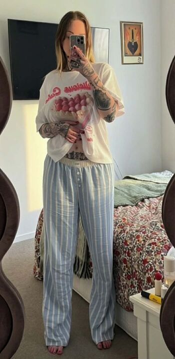 Full leaked Goth queen private photo