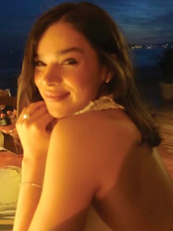 Full leaked Hailee steinfeld private photo