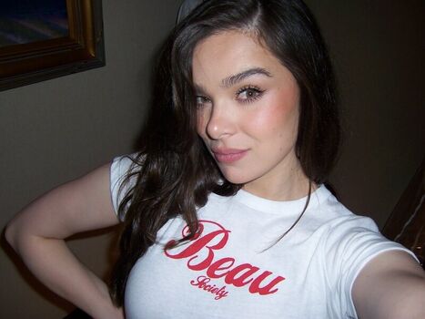 Full leaked Hailee steinfeld page private photo
