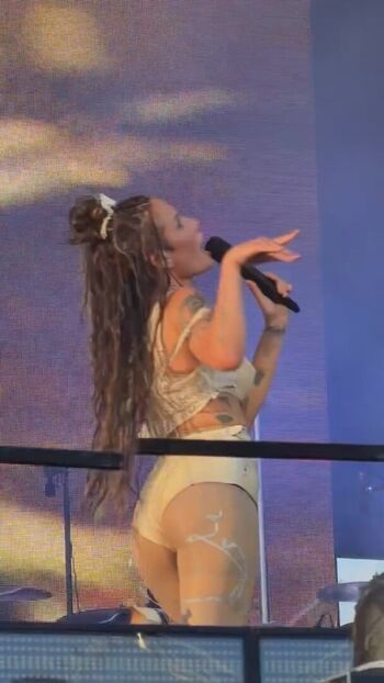 Full leaked Halsey page private photo
