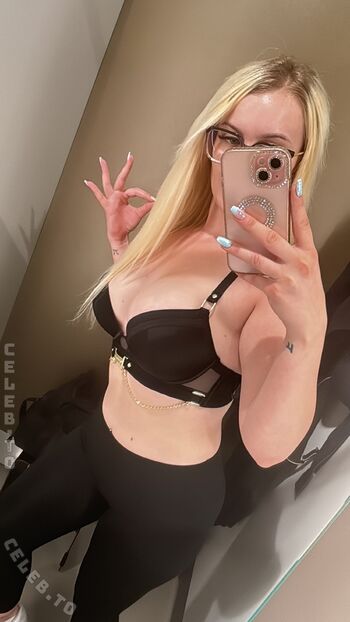 Full leaked Hellybunny private photo