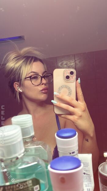 Full leaked Hellybunny private photo