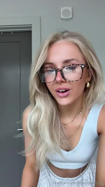 Full leaked Heyitsemmy private photo