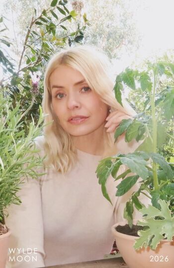 Full leaked Holly willoughby private photo