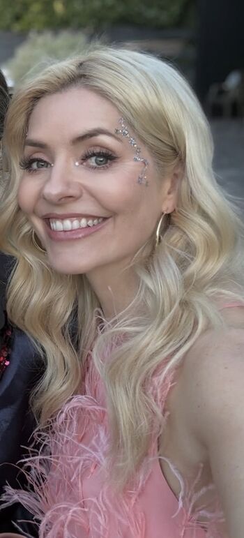 Full leaked Holly willoughby private photo