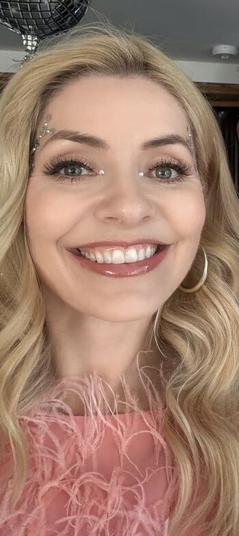 Full leaked Holly willoughby private photo