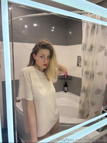 Full leaked Honeydune private photo